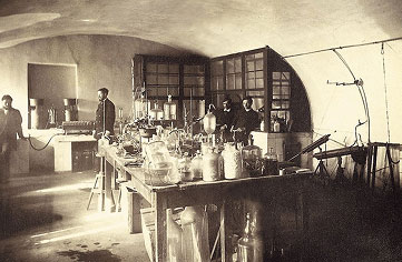 Фотография интерьера химической лаборатории в 19 веке